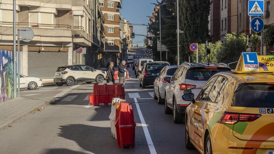 El carrer Viladordis de Manresa es col·lapsa amb els canvis de trànsit al barri de la Sagrada Família