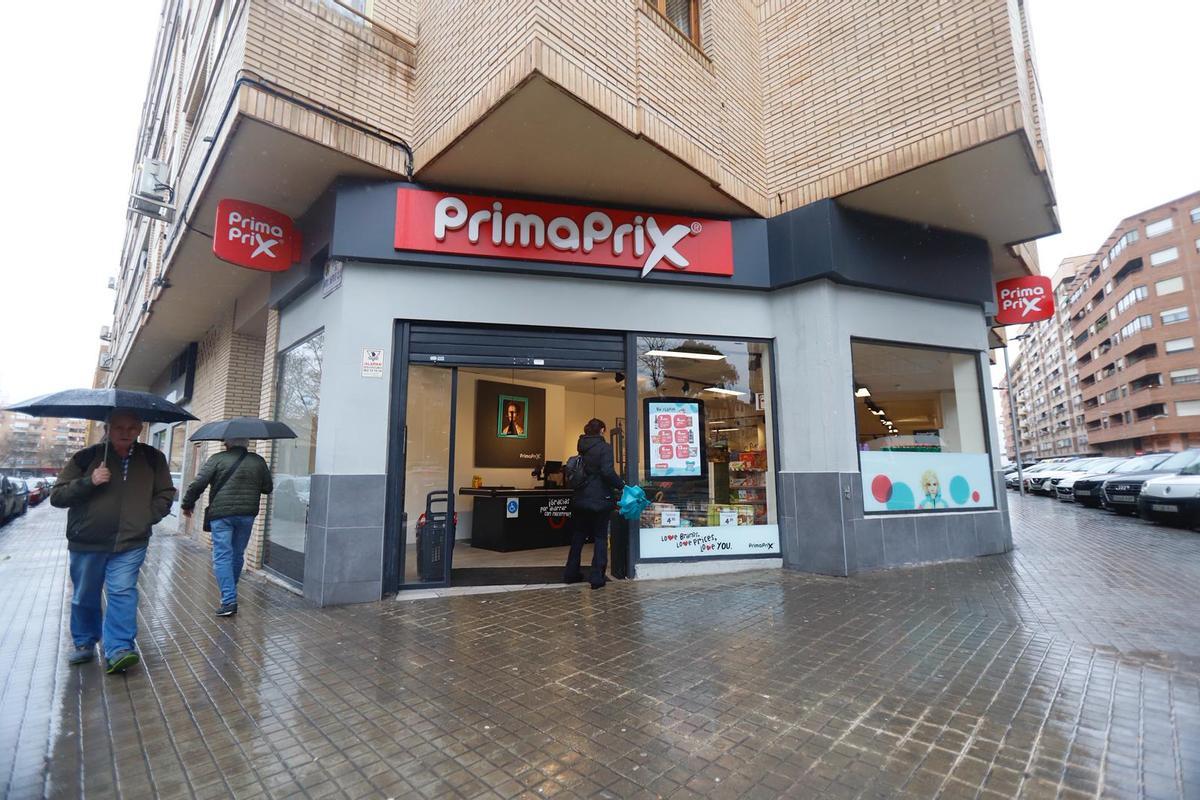 Tres ladrones atracaron la tienda 'PrimaPrix' en la calle Monasterio de Samos, este martes por la noche.