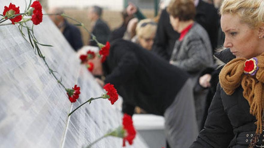 Detalle de la inauguración del monolito del antiguo cementerio de San Rafael.