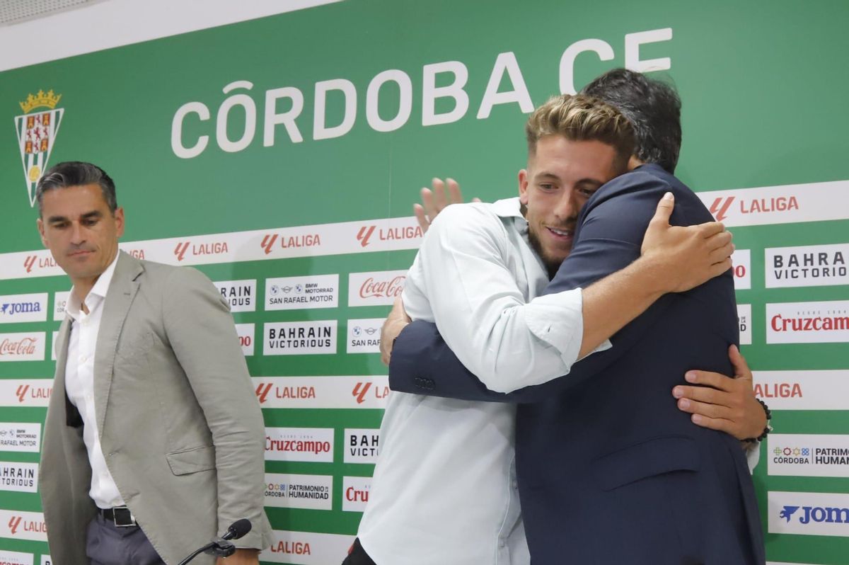 Isma Ruiz abraza a Monterrubio durante el acto de su renovación.