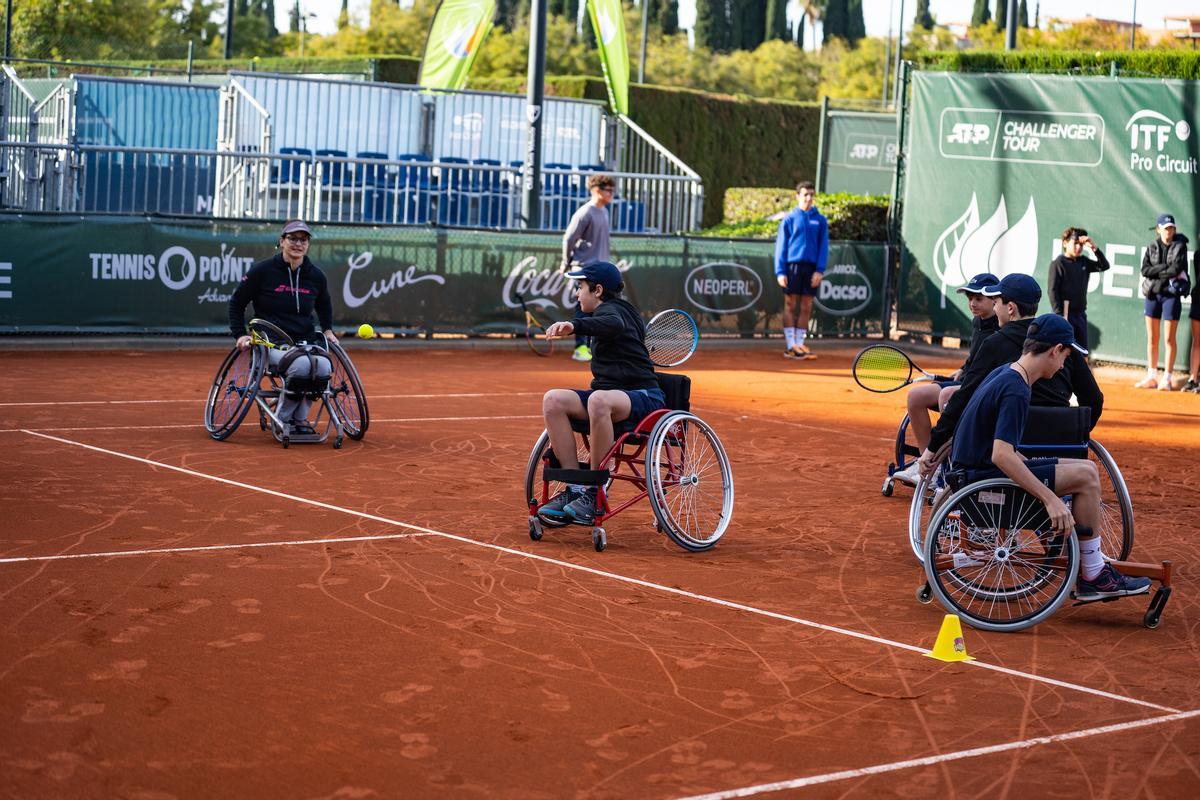 Lola Ochoa con un grupo de voluntarios practicando el tenis adaptado