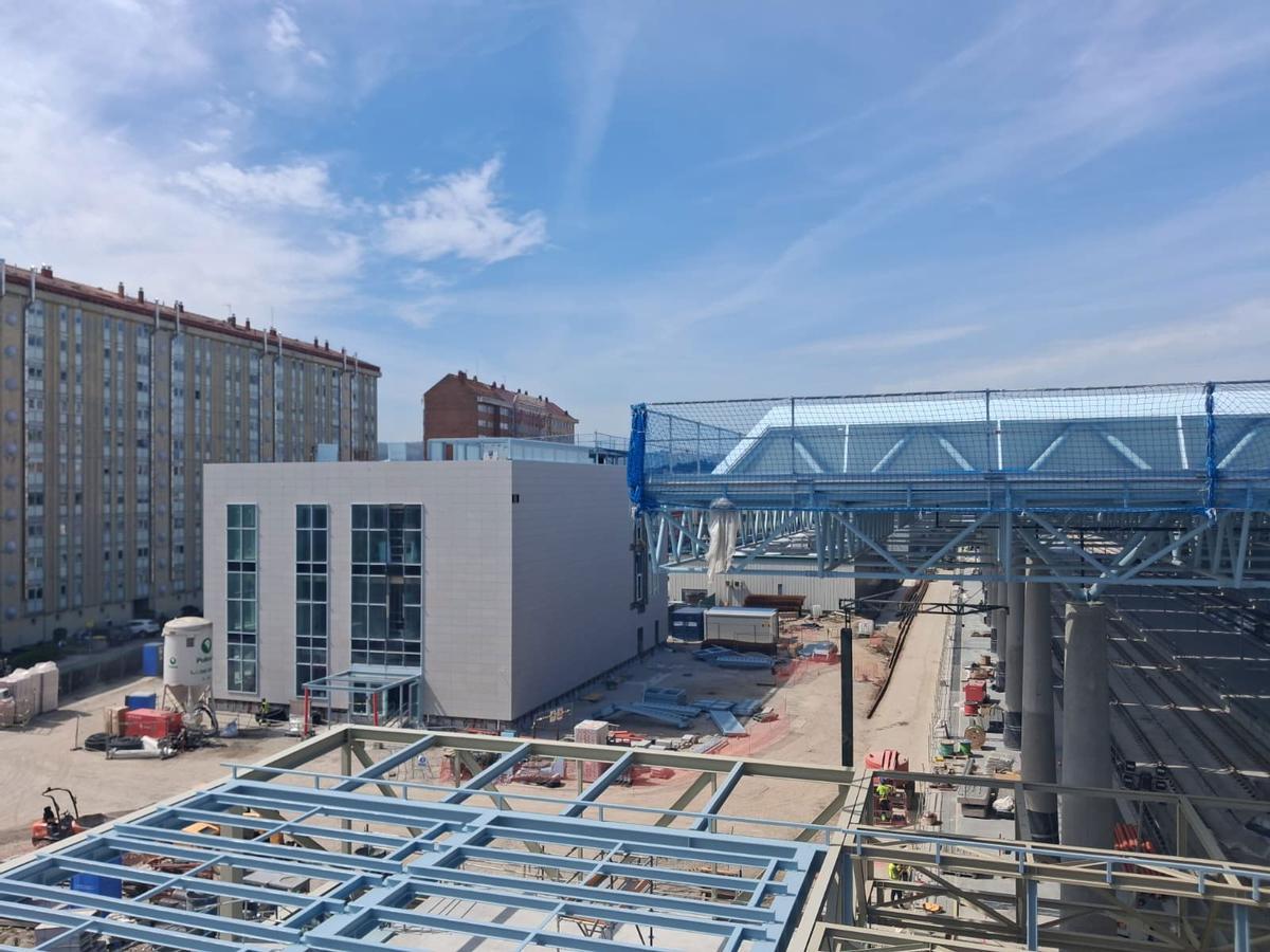 Nuevos andenes y edificio en la remodelación de la estación intermodal.