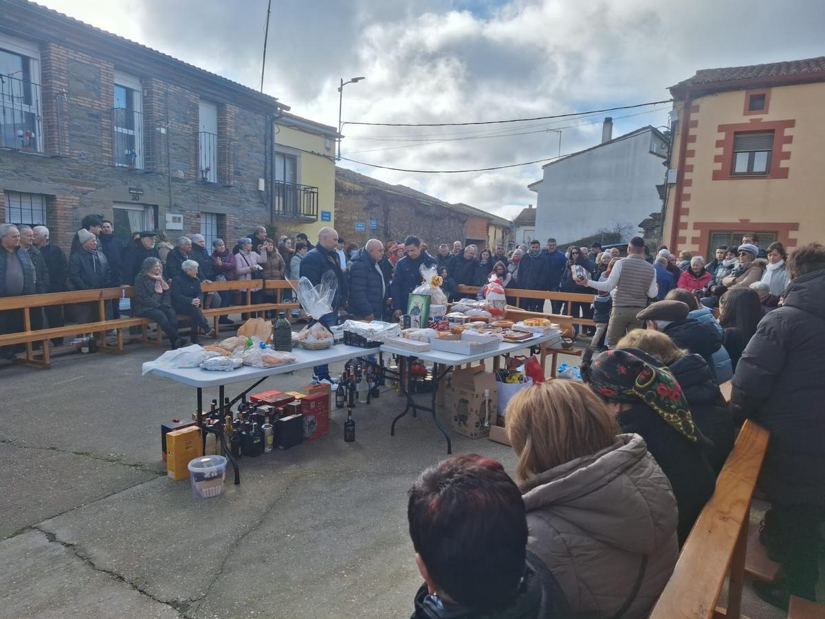 Veneración a San Antonio a la antigua usanza en Domez