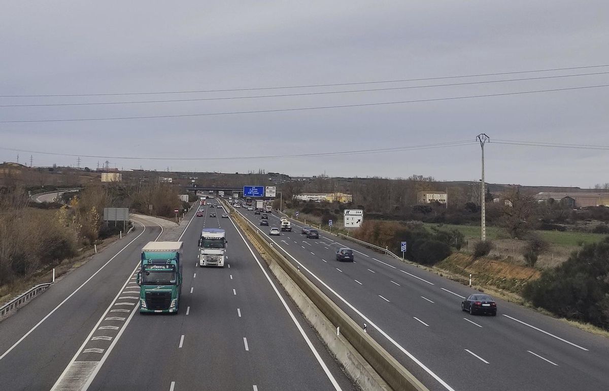 Aspecto del tráfico este mediodía en la A-6 a su paso por el Centro de Transportes y Logística de Benavente. La circulación es mayor en dirección hacia Galicia y Asturias