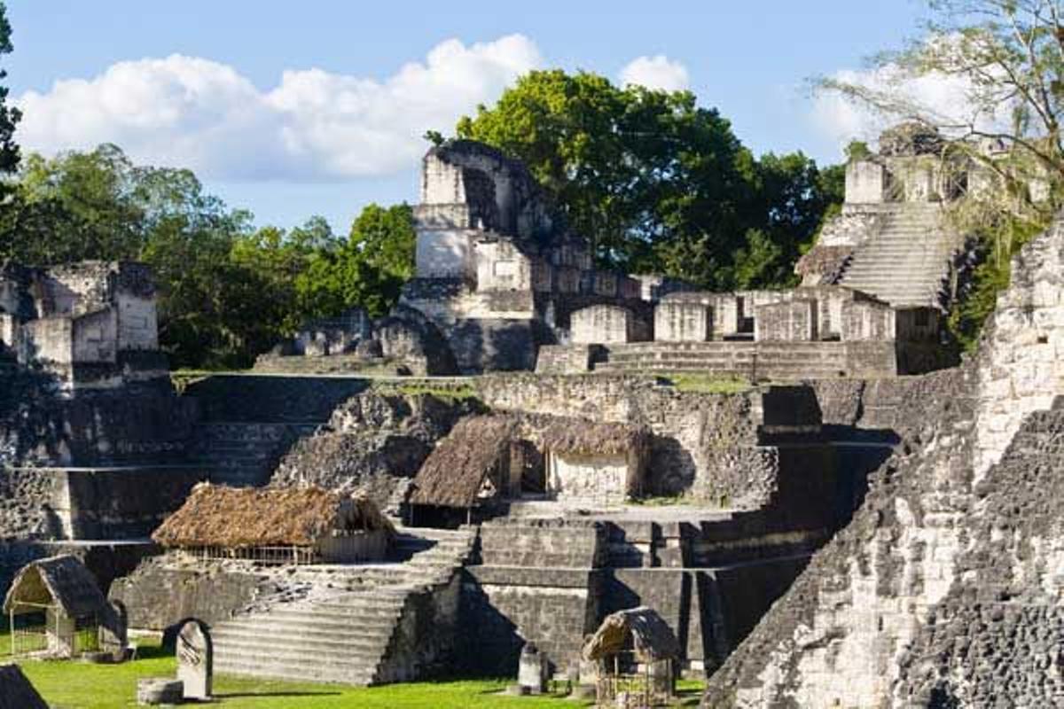 Gran Plaza en el Acrópolis Central de Tikal.