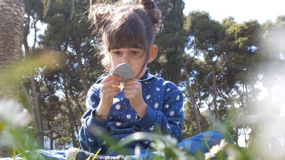 Mara besa su medalla de la pasada edición del Maratón de Zaragoza