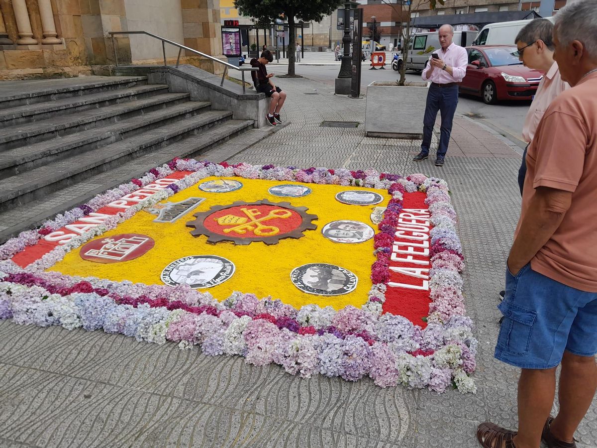 La alfombra floral al pie de la iglesia.