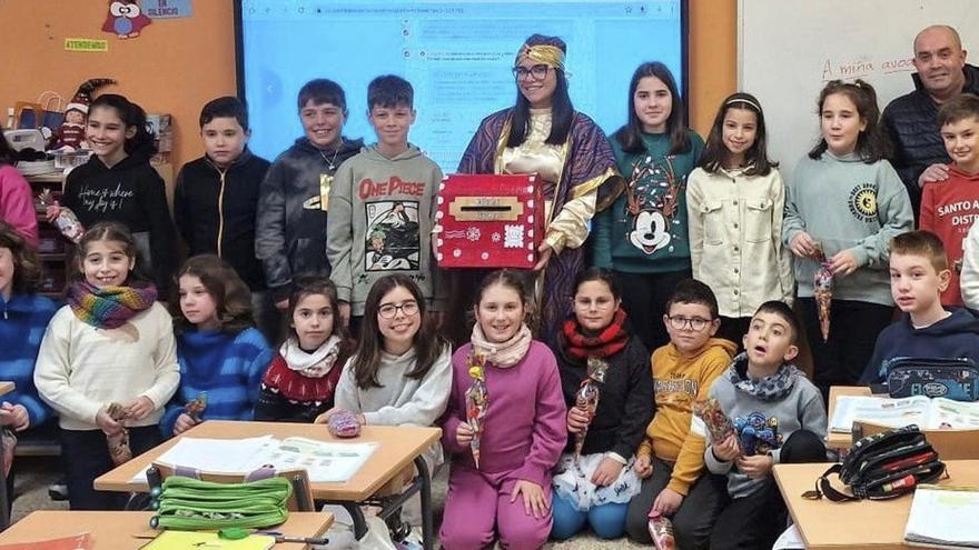 A Carteira Real visitou os rapaces das escolas do municipio.  | CEDIDA