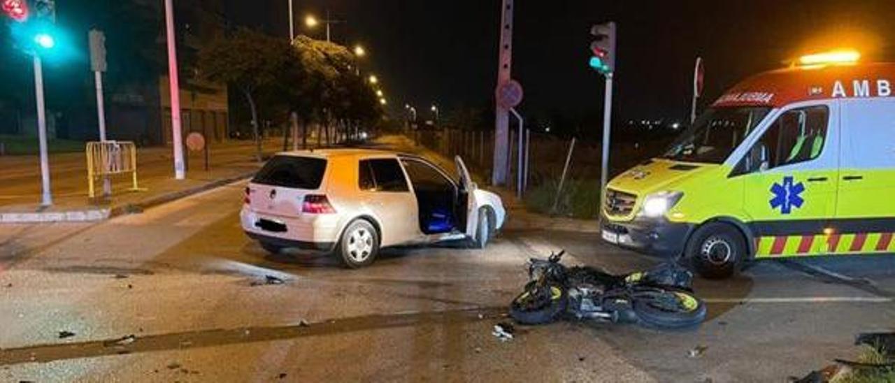 Estado de los vehículos tras el accidente en el casco urbano de Novelda.
