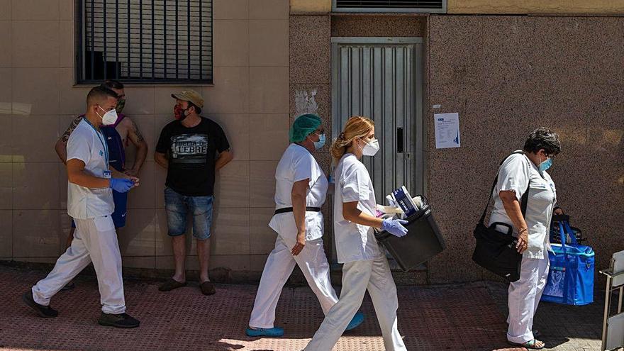 Profssionals del CatSalut fan PCR porta a porta i de forma voluntària a Ripollet.