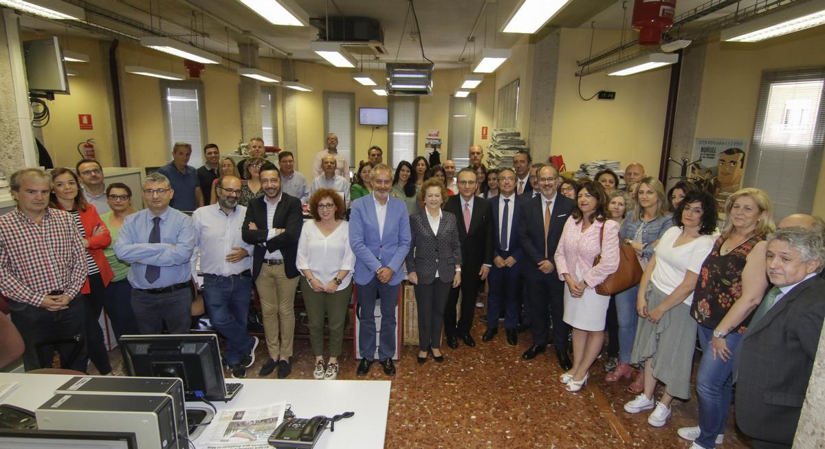 La plantilla de El Periódico Extremadura el 10 de junio de 2019, primera visita de Javier Moll a la redacción.