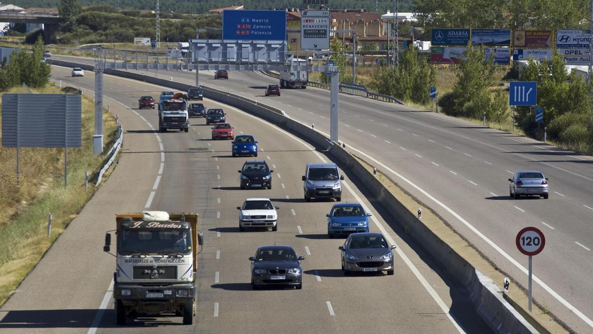 Coches circulando por un tramo de la A6.