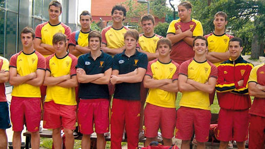 El equipo del CN Metropole que acudió al Campeonato de España juvenil, en Madrid, con los entrenadores Hugo Durán (d) y José Luis Ortega (i).   LP/DLP