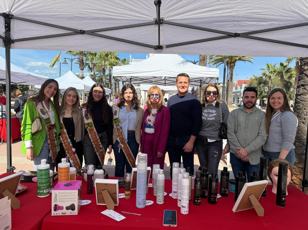 El alcalde de les Alqueries, con las representantes de las fiestas, entre otros, en la Fira del Comerç del 2025.