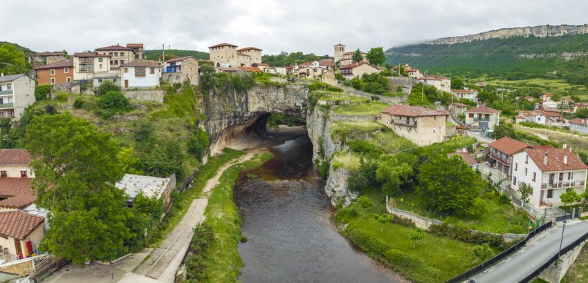 El puente de piedra es la joya de la corona de Puentedey.