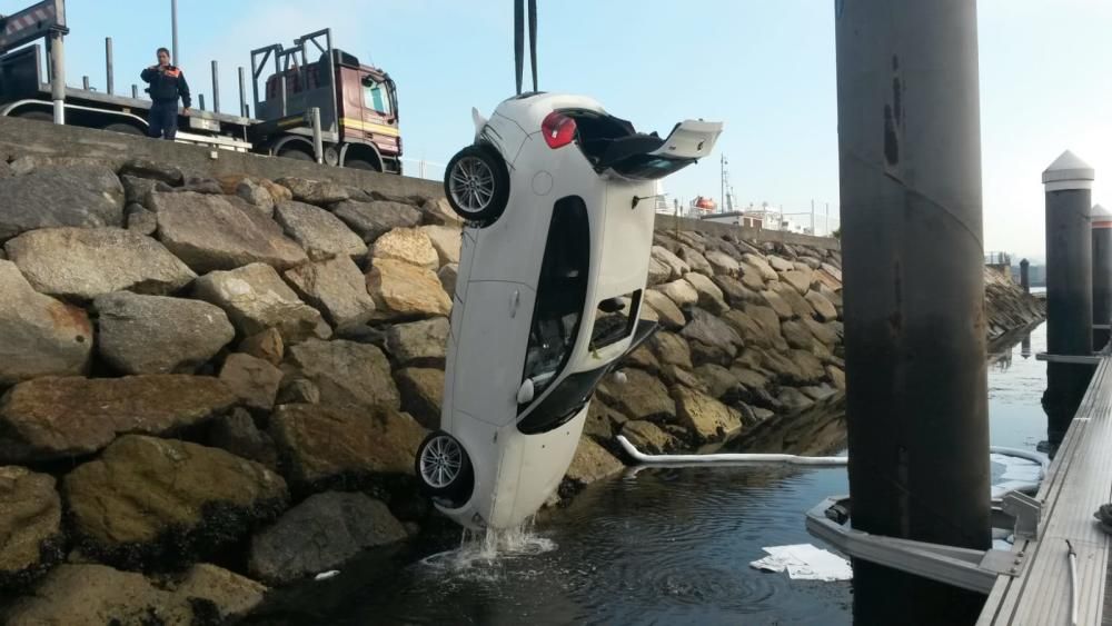 El vehículo que se precipitó al mar el jueves por la noche fue retirado del agua ayer por la mañana.