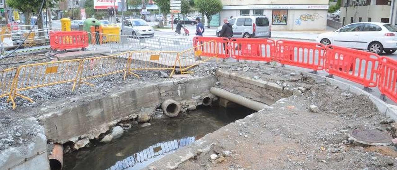 El pequeño puente de piedra hallado en las obras de Doutor Tourón. // Noé Parga