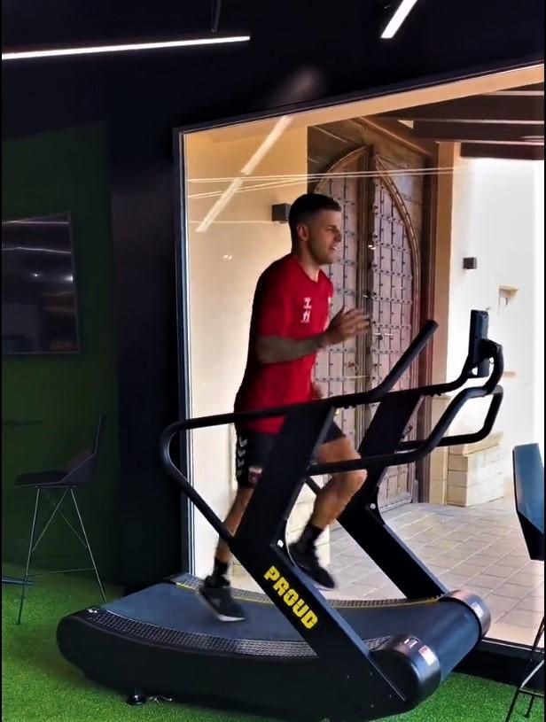 Álex Martínez constantly trains on the treadmill in the gym of the La Finca hotel.
