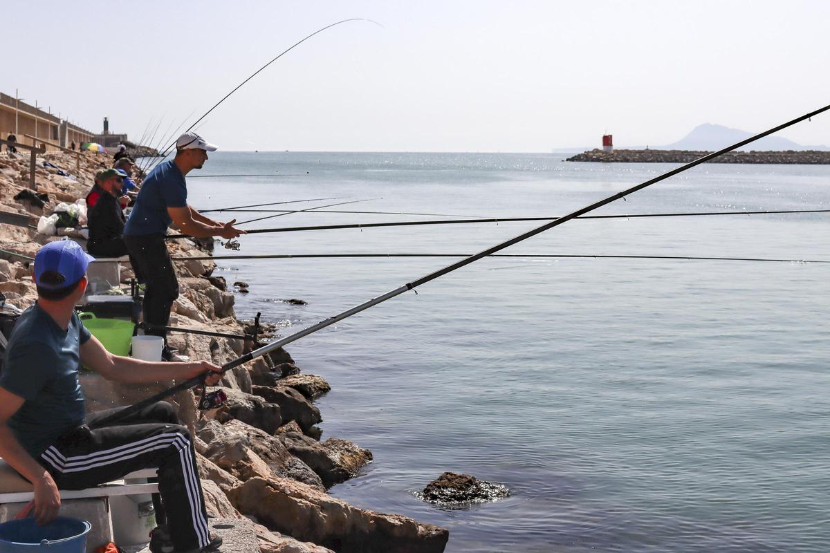 Pescadores en la zona de la bocana del puerto donde se actuará.