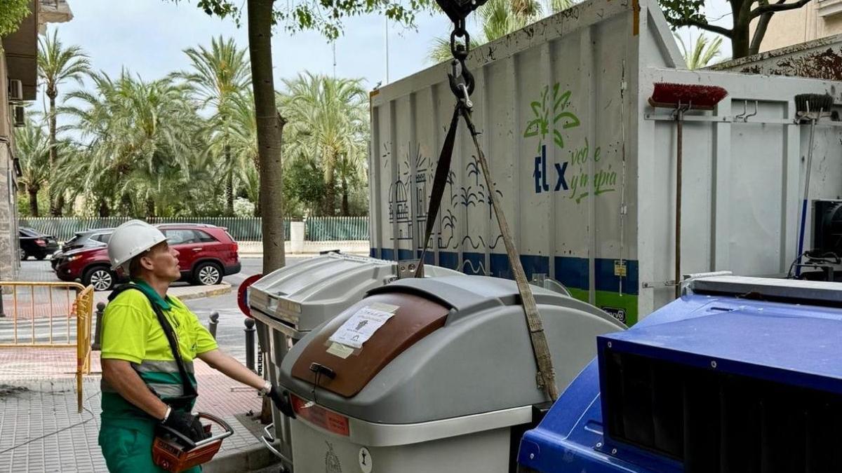 Vaciado de uno de los contenedores marrones donde se depositan restos de comida