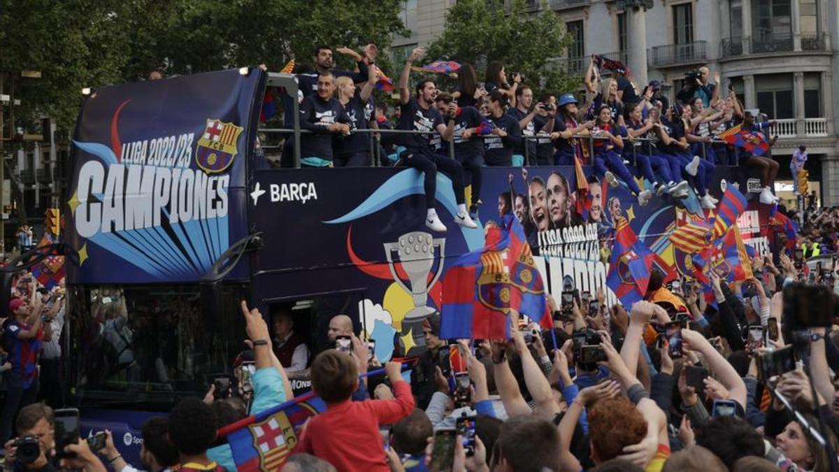 Las jugadoras del FC Barcelona celebraron el pasado título de Liga con la sección masculina.