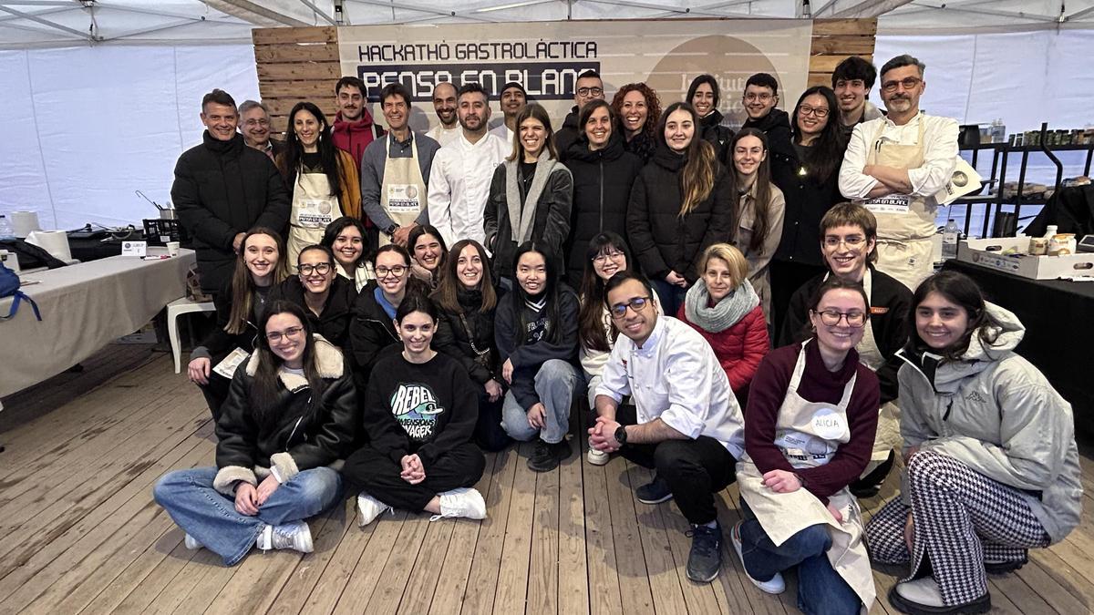 Fotografia dels guanyadors de la Hackathó i el jurat.