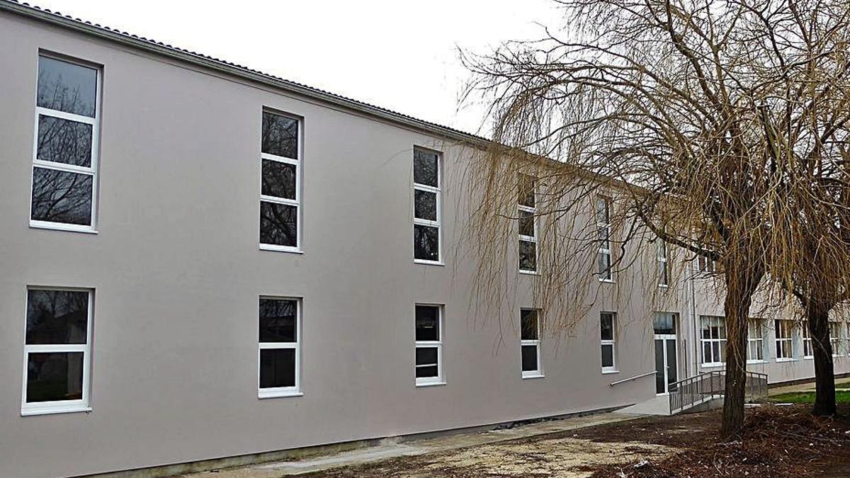 Fachada del colegio Valle Inclán de Perillo.  | // L.O.