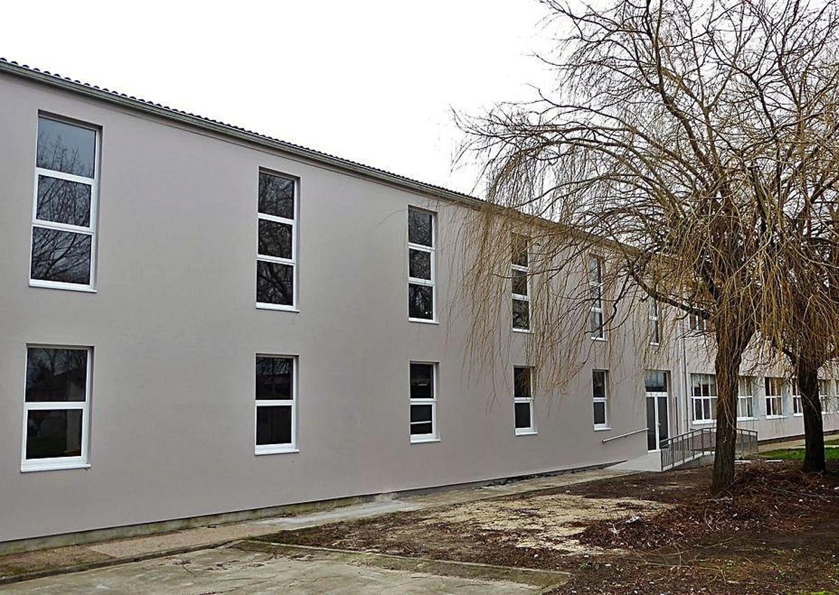 Fachada del colegio Valle Inclán de Perillo.  | // L.O.