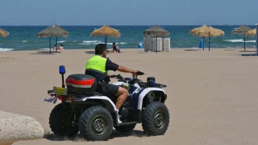 Policía Local en la playa con uniforme de verano.