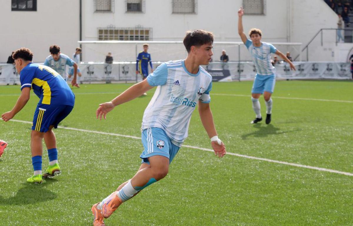 Chamadoira, capitán cadete, festeja un gol. |