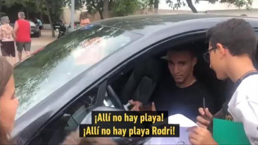 Paella, playa, Mendes: Los aficionados del Valencia CF tratan de convencer a Rodrigo para que no se vaya