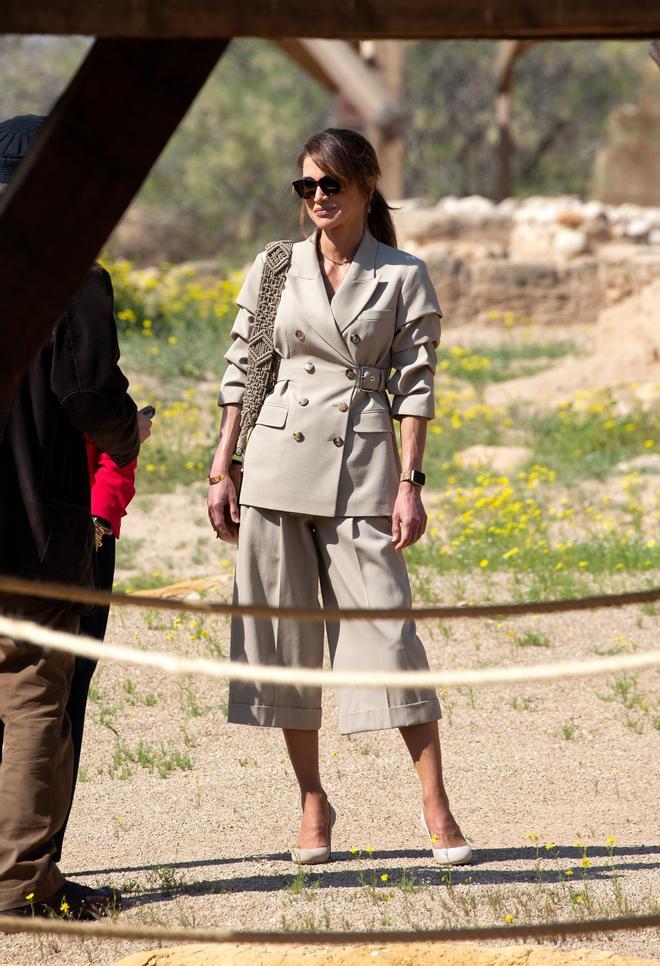 Rania de Jordania con un elegante dos piezas