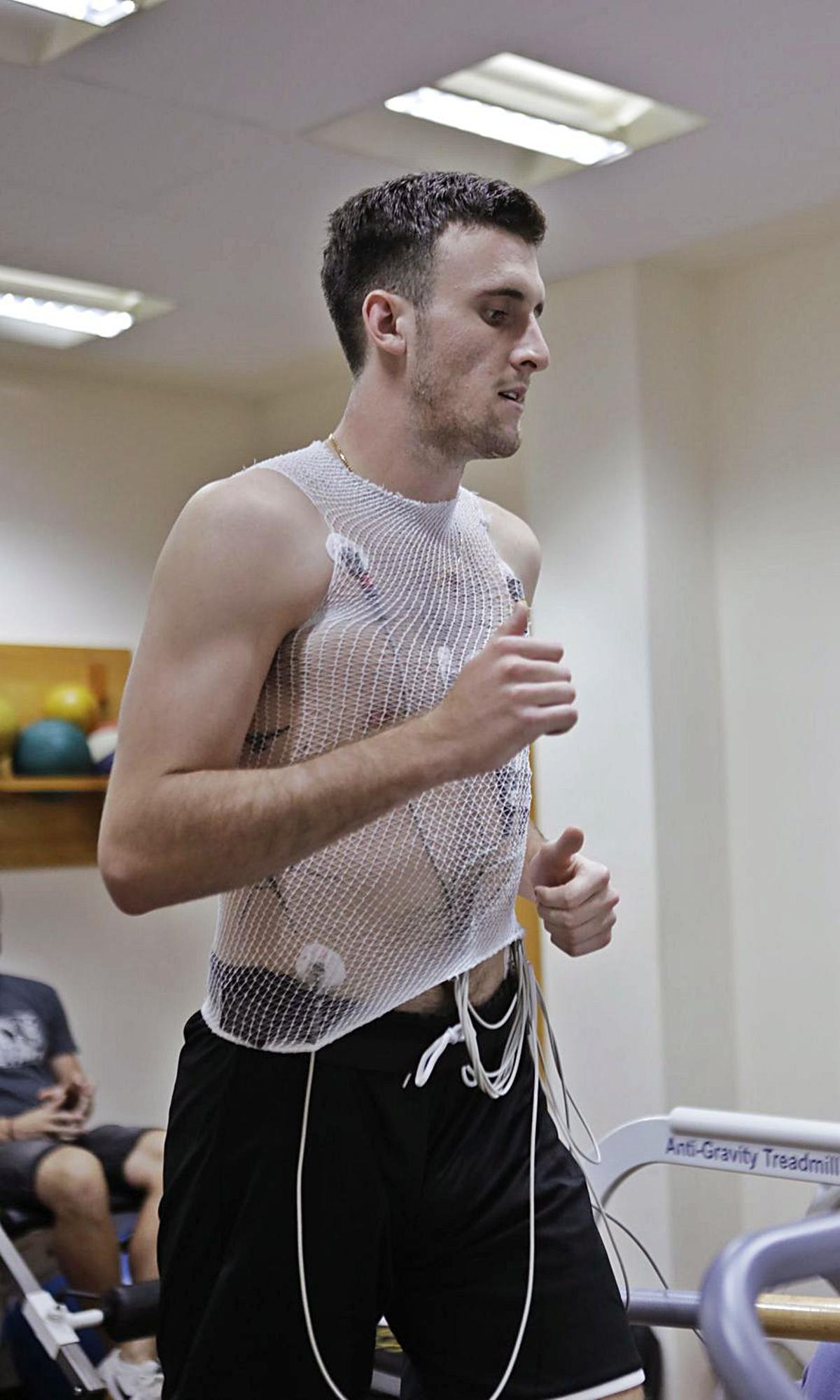 Andrew Kostecka, pasando ayer el reconocimiento médico. | Fernando Rodríguez