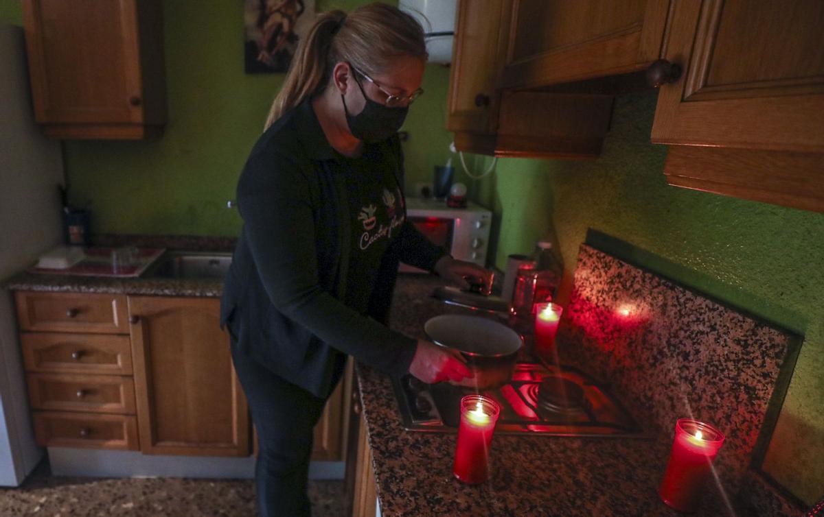 Nuria Valenzuela, que vive en Elche, reduce al máximo el gasto en electricidad con el uso de velas para algunas tareas domésticas. | ANTONIO AMORÓS