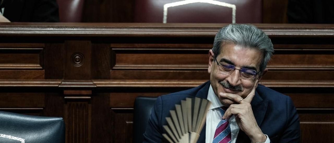 Román Rodríguez se abanica durante un pleno del Parlamento de Canarias