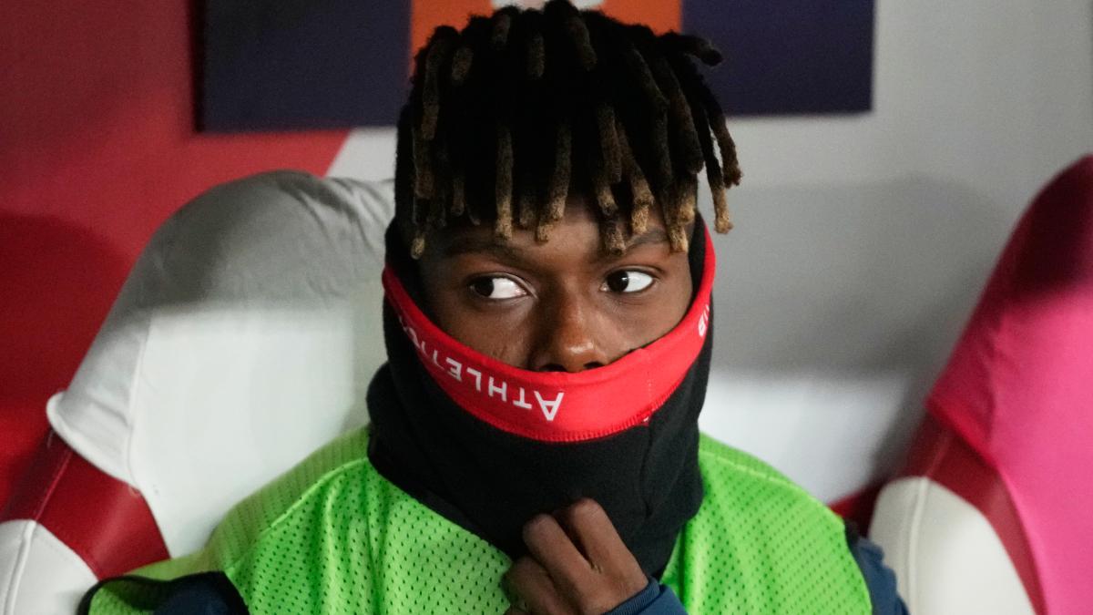 Nico Williams en el banquillo en Praga