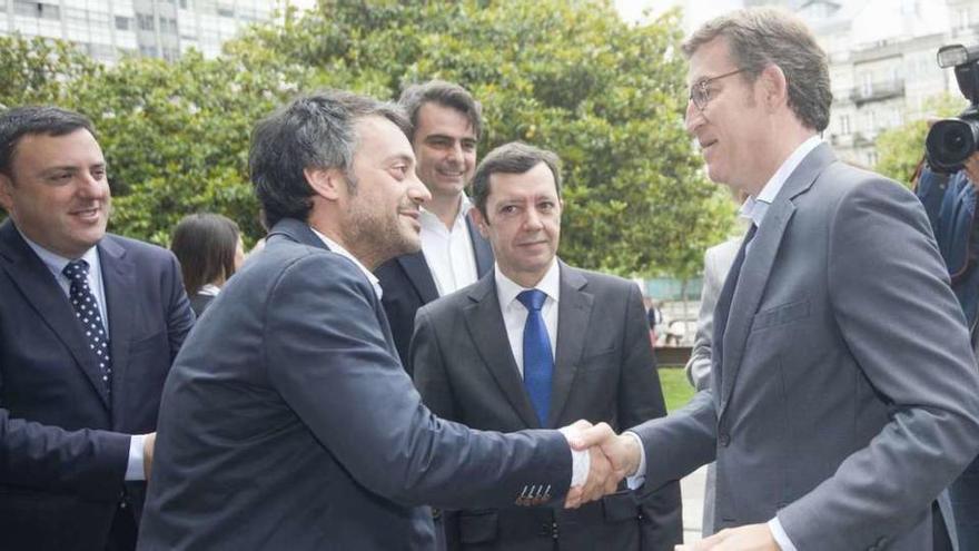 Feijóo, a la derecha, saluda a Xulio Ferreiro en el aniversario de un colegio en A Coruña. // J. Roller