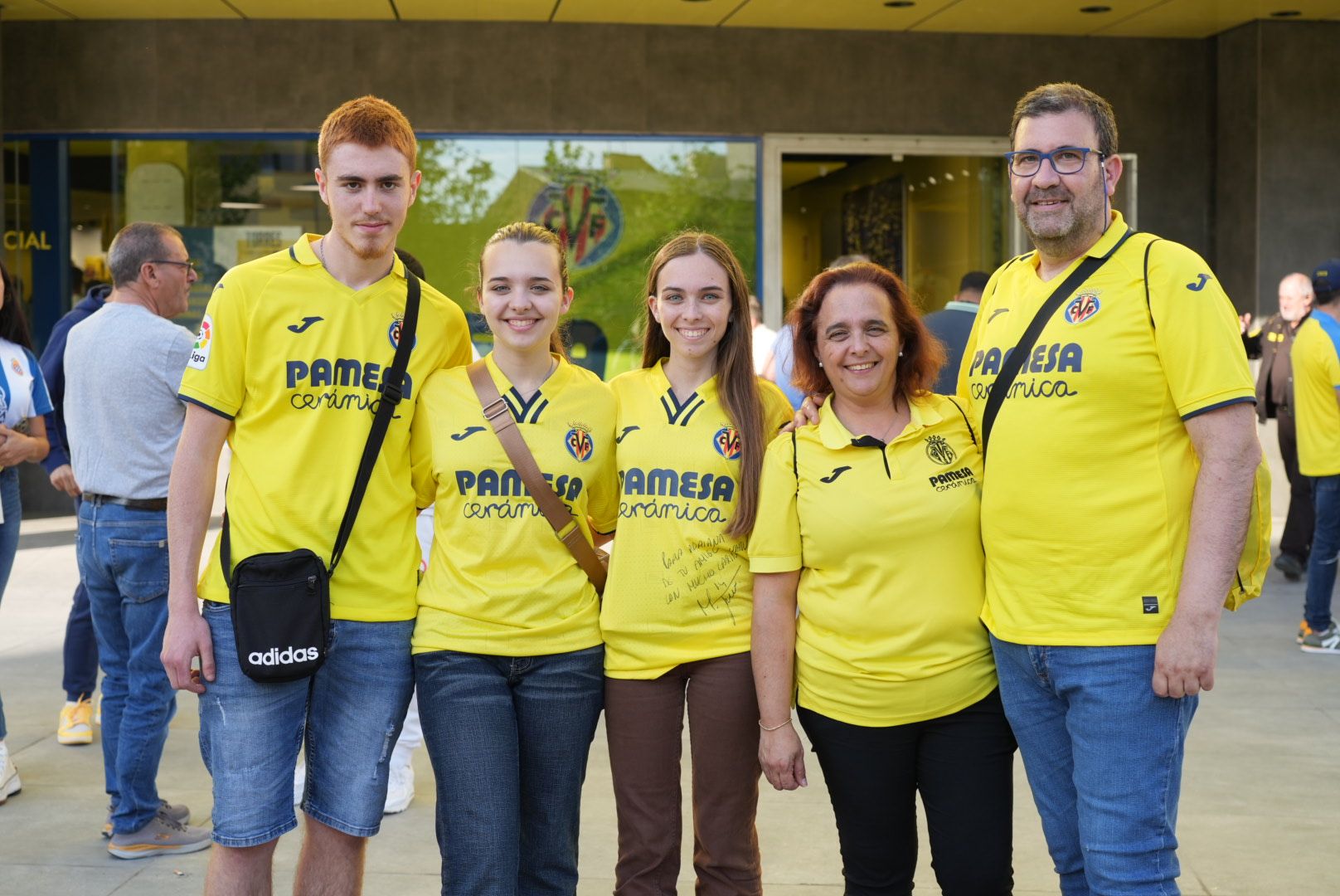 La afición del Villarreal en el partido contra el Espanyol en La Cerámica