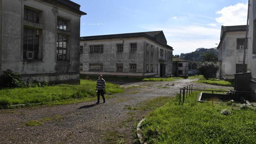 Naves de la antigua fábrica de armas. |  // VÍCTOR ECHAVE