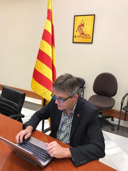 David Rodríguez, alcalde de Solsona, signant el decret de l'1-0