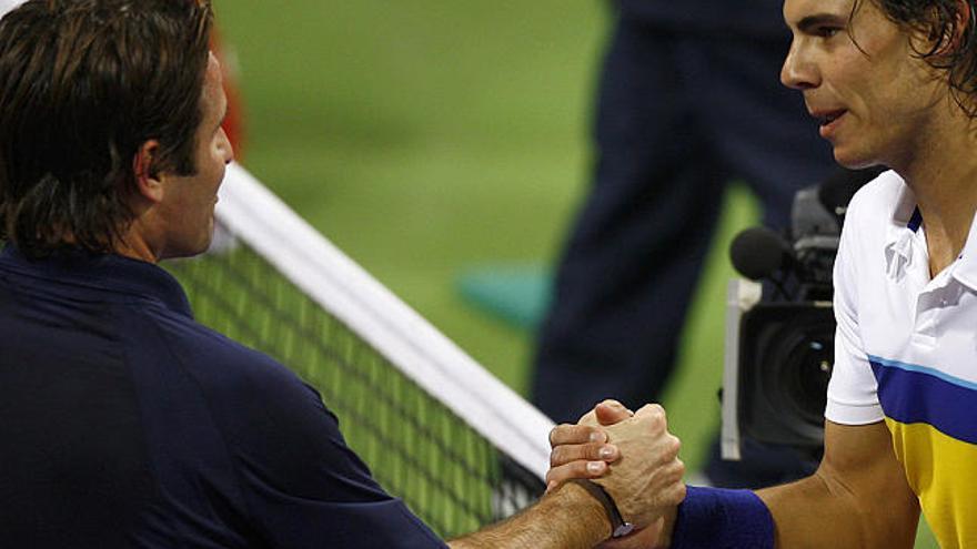 Intratable. Santoro saluda a Nadal tras un partido relámpago que el número uno del mundo resolvió en sólo 48 minutos.