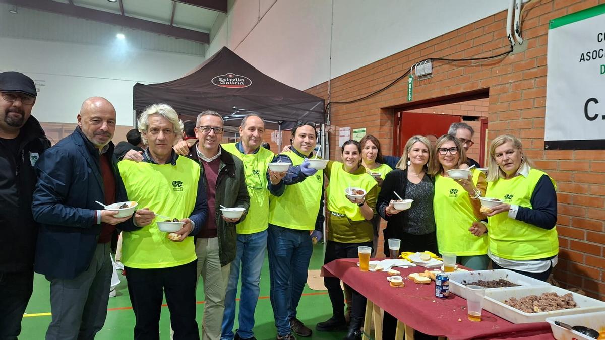 Varios de los asistentes degustan el cocido madrileño.