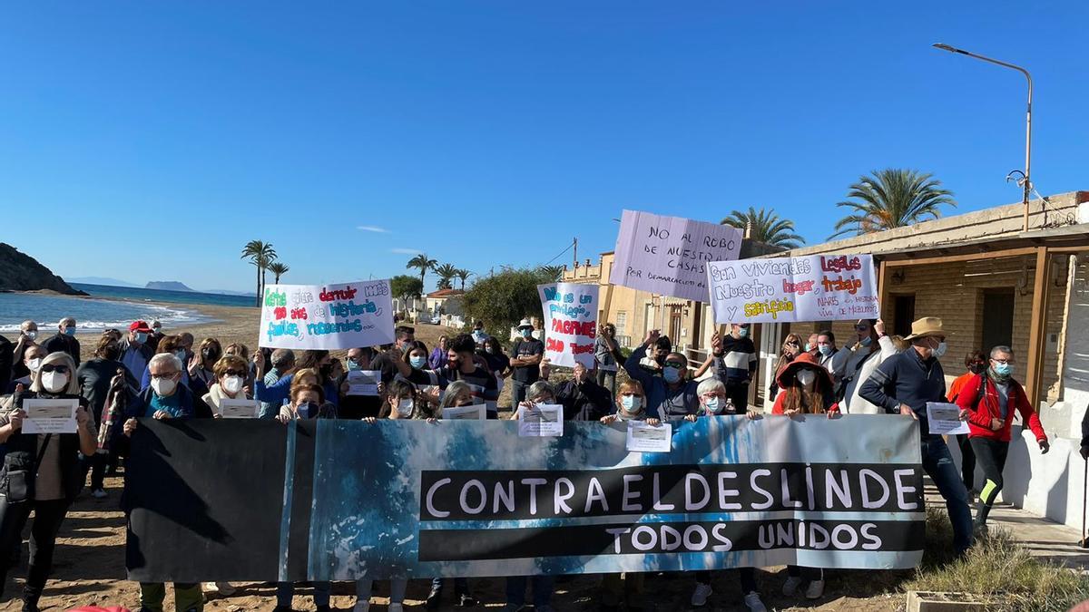 'Contra el deslinde, todos unidos' lema principal de la concentración