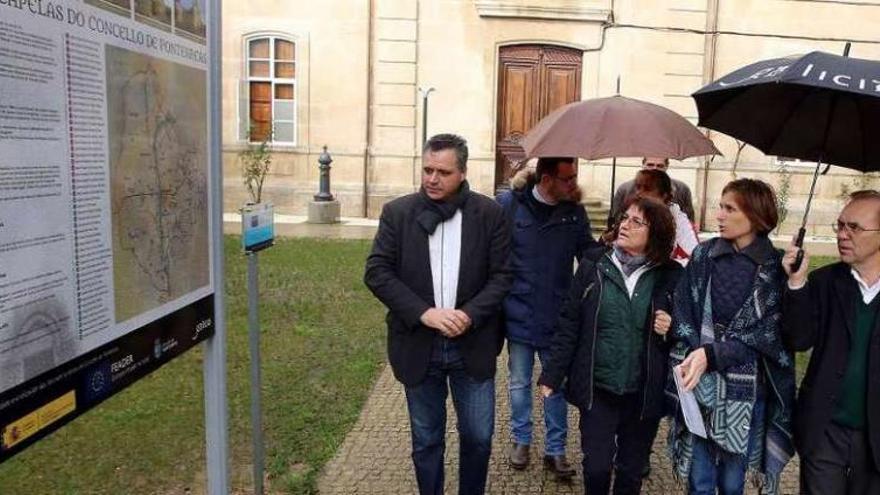 Nava Castro junto a parte del gobierno local y el edil del PP, Andrés Sampedro. // A. Hernández