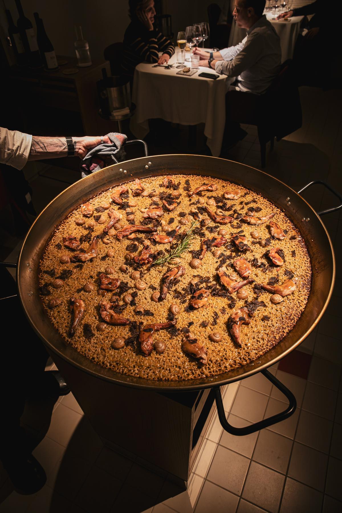 El arroz en paella es uno de los básicos de la cocina del Cruix en Barcelona.