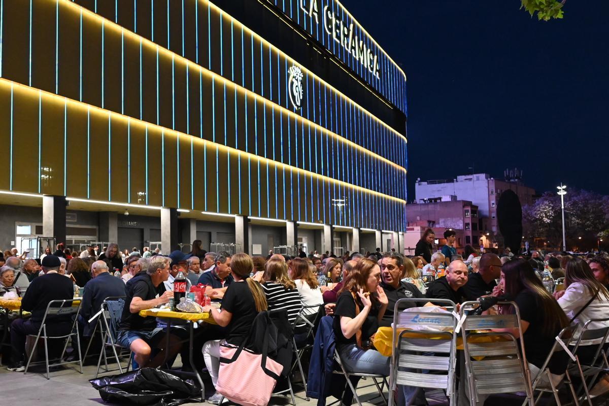 Fotogalería I La plaza del Estadio de la Cerámica, a rebosar en la macrocena de veinos de Sant Pasqual Fotogalería I La plaza del Estadio de la Cerámica, a rebosar en la macrocena de veinos de Sant Pasqual