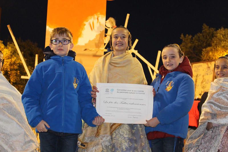 Entrega de los certificados de la Unesco a las Fallas infantiles