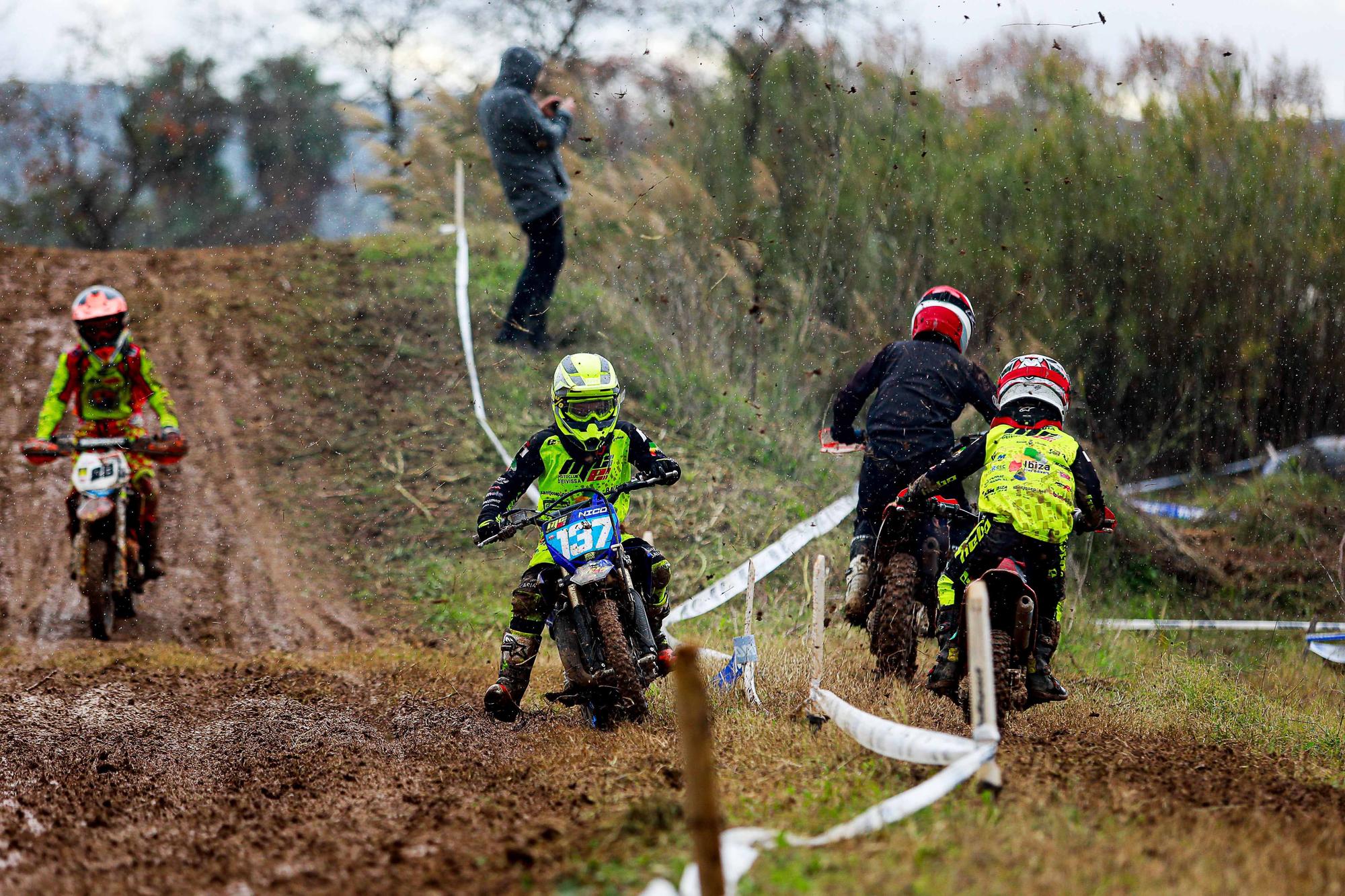 Motocross en Ibiza: el arte de pilotar sobre el barrizal