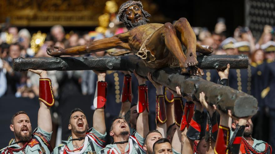 La Legión toma Málaga con el traslado del Cristo de la Buena Muerte