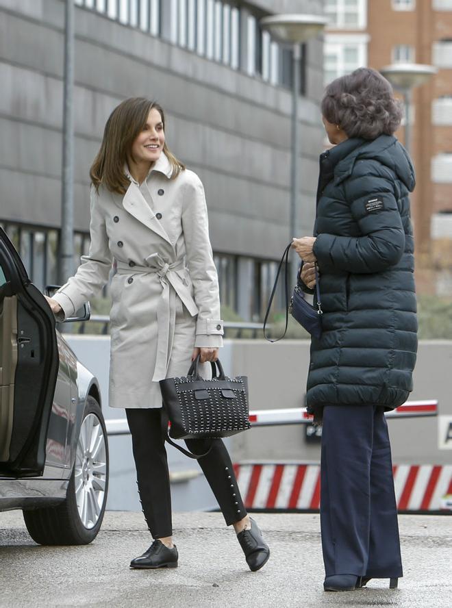 Las Reinas Letizia y Sofía a su llegada al hospital de La Moraleja